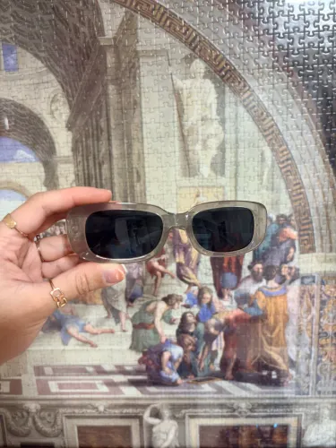 Óculos de sol estilo retrô/Y2K na cor cinza transparente