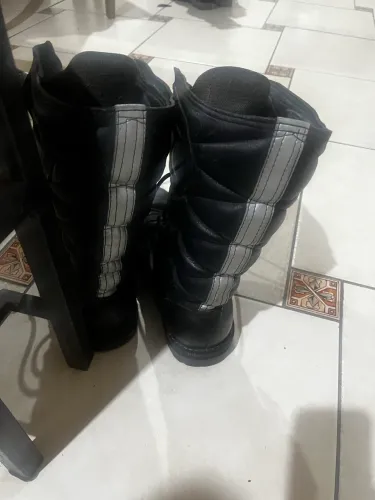 Bota de couro legítimo  tamanho 45 cano longo masculina usada 