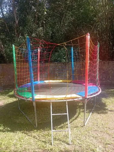 2 Pula pula 1 casinha de bolinha com 2 sacos grande com bolinhas 1 area kids 