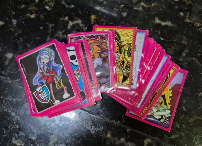 75 figurinhas Monster High