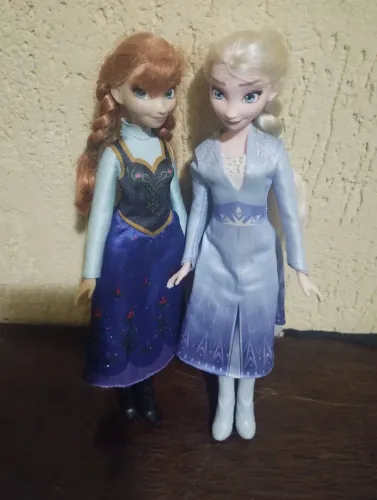 Bonecas Anna e Elsa da Hasbro.