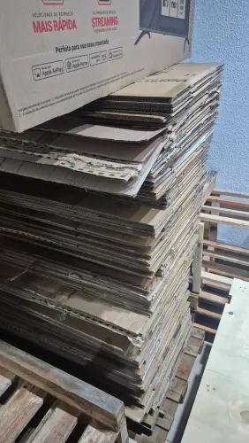 Caixas de papelão tamanho médio aproximadamente mesmo de uma caixa de ovo, 3.00 reais.