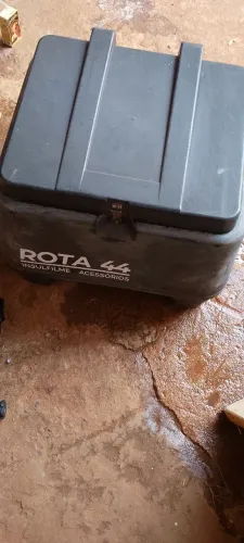 Vendo uma caixa de moto de 80 l