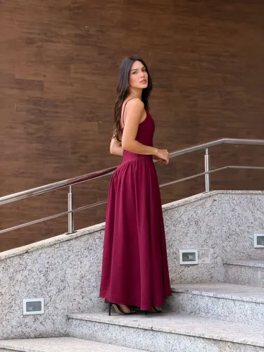 Vestido em alfaiataria. Tecido encorpado de altíssima qualidade