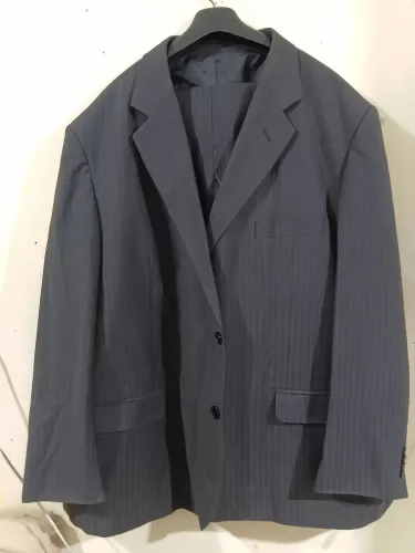 Três ternos preços bons é a oportunidade pra quem trabalha com aluguel de roupas,confira.