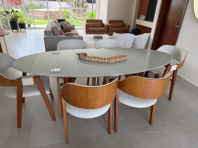 Vende-se mesa de jantar c/ 6 cadeiras