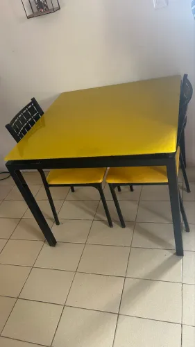 Vende -se mesa com duas cadeiras