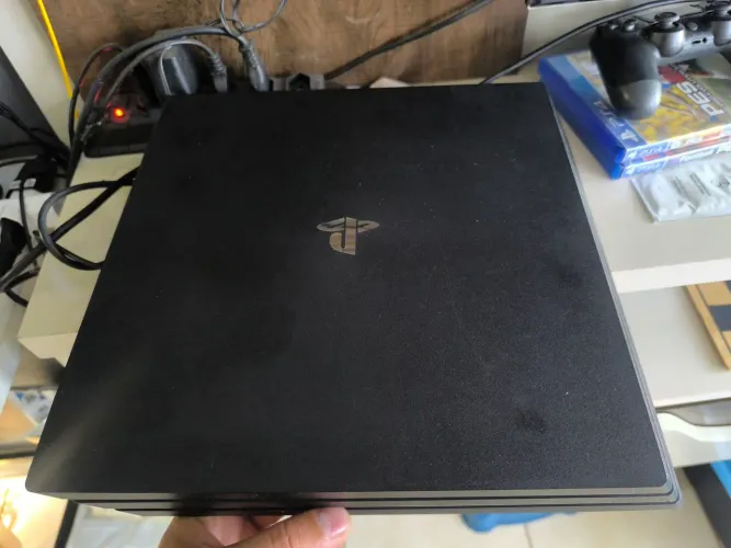 PS4 Pro 1TB Perfeito Estado + 4 Controles + 8 Jogos (Acessa Online e Disco)