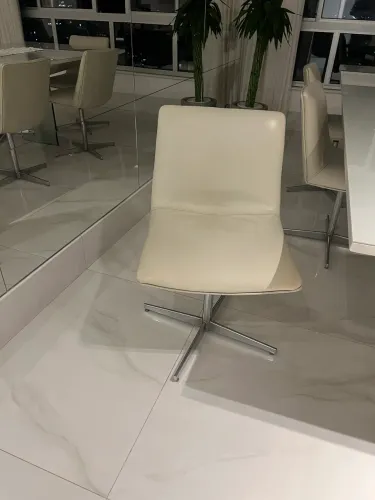 Vendo 8 cadeiras de sala de jantar em couro