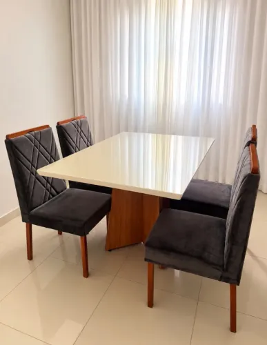 Mesa de jantar com 4 cadeiras 