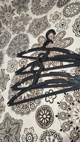 4 cabides plástico novos