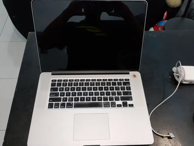 MacBook pro tela danificada. Funcionando com 2 tela