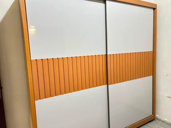 Guarda-roupa casal com portas de correr 100% MDF