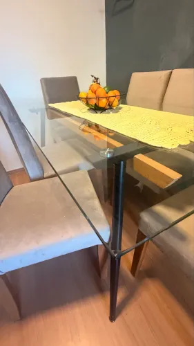 Mesa de vidro e 6 cadeiras de jantar