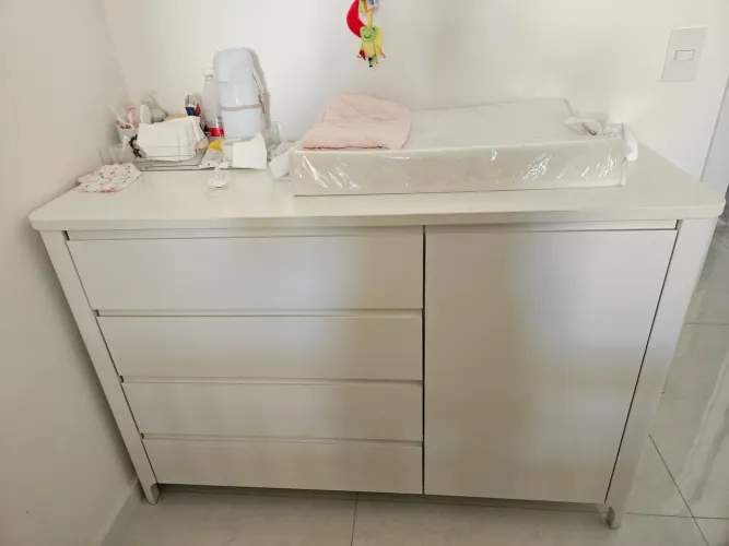 Cômoda branca infantil