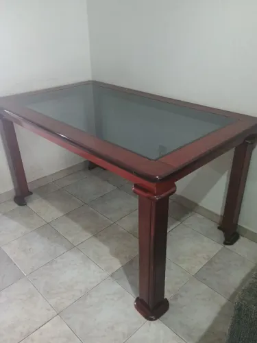 Mesa de jantar com tampo de vidro