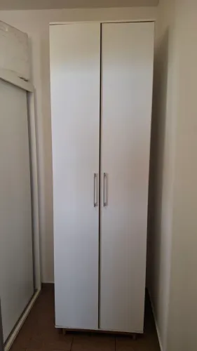 Guarda roupas solteiro 2 portas, 4 gavetas e estante.
