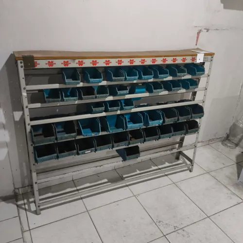 Estante com gavetas Wurth