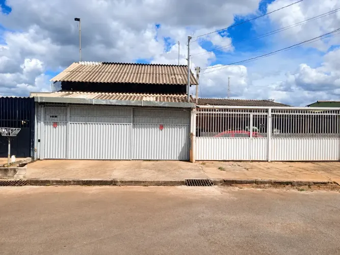 VENDE-SE UM SOBRADO NA QR 127 DA SAMAMBAIA SUL!