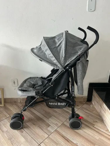 Carrinho de bebê compacto