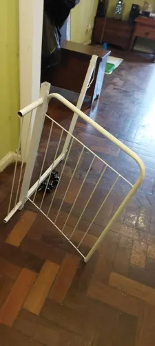 Porta separacão de ferro branco para cachorro e petz.