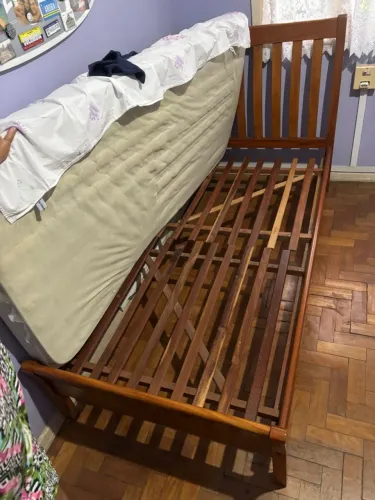 Cama de solteiro em madeira maciça com cabeceira ripada