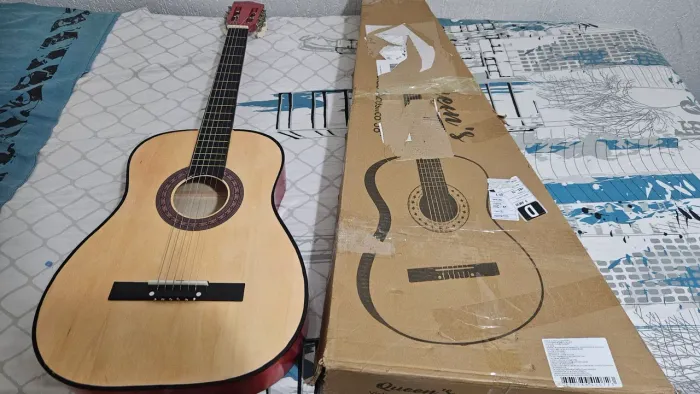Violão Queens em perfeito estado