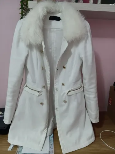 Casaco branco com gola de pelo