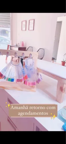 Apoio de mão e expositor de esmalte das gringas