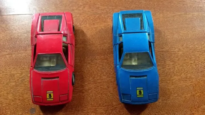 Carrinhos ferrari vermelha e azul anos 90