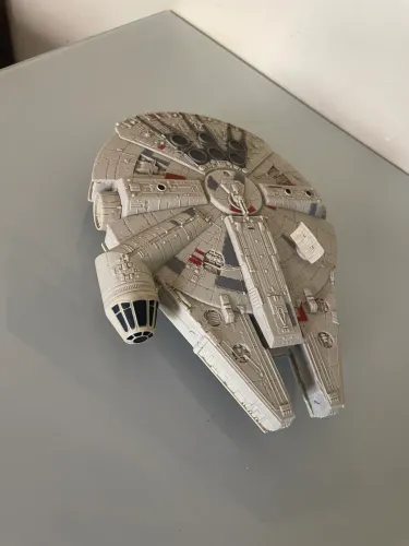 Millennium Falcon da Hasbro (modelo B3075)