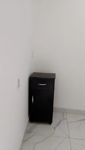1 quarto bem localizado, e uma sala bem localizado