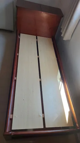 VENDO CAMA DE SOLTEIRO DE MADEIRA MACIÇA