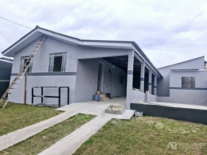 Casa para Locação de Três Dormitórios e Amplo Terreno no Bairro Gralha Azul em Fazenda Rio