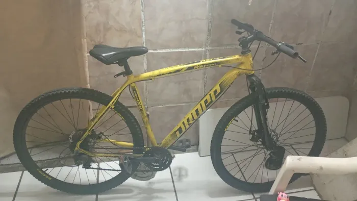 Bicicleta aro 29 está um pouco velha mais anda normalmente e sem o passador