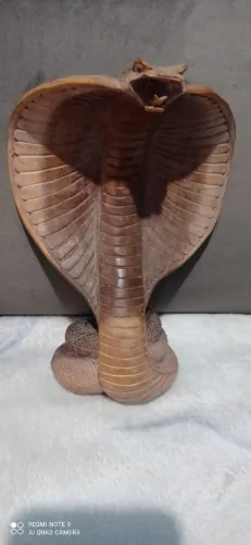 Escultura cobra naja entalhada