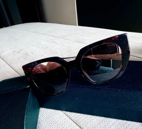 Óculos solar Prada modelo cat-eye bege
