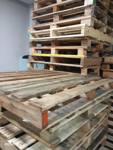 Pallets medidas variadas entre 1mt por 1.10 é 1.10 por 1.20mt. Entregamos sem custo. 