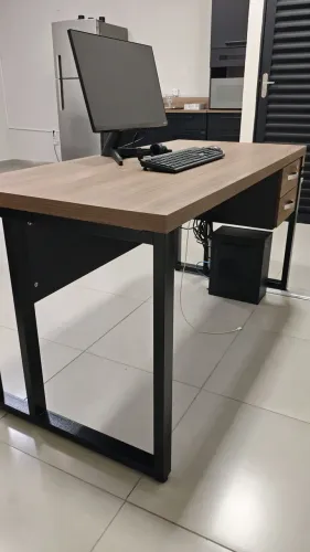 MESA DIRETOR COM GAVETEIRO SEM DETALHES