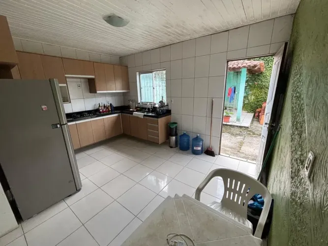 Oportunidade - Casa com 04 Quartos - ampla - dois pavimentos - Cond fechado