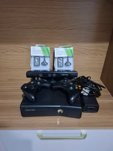 XBOX 360 DOIS CONTROLES, ACOMPANHADO DE KIT CARGA E UM HD COM ALGUNS JOGOS.