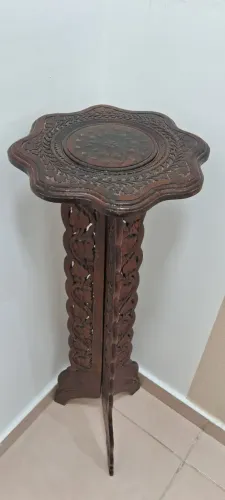 peça artesanal decorativa Lindo pedestal antigo em madeira maciça, ricamente entalhado à m