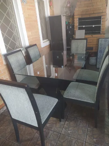 Mesa de vidro com 6 cadeiras