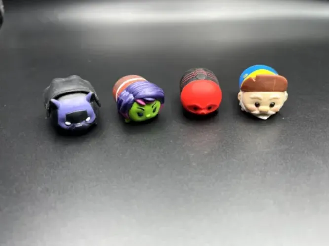 BONECOS MINIATURAS TSUM TSUM GAMORRA/ PANTERA NEGRA/ RED SKULL/ MINEIRO TOY STORY