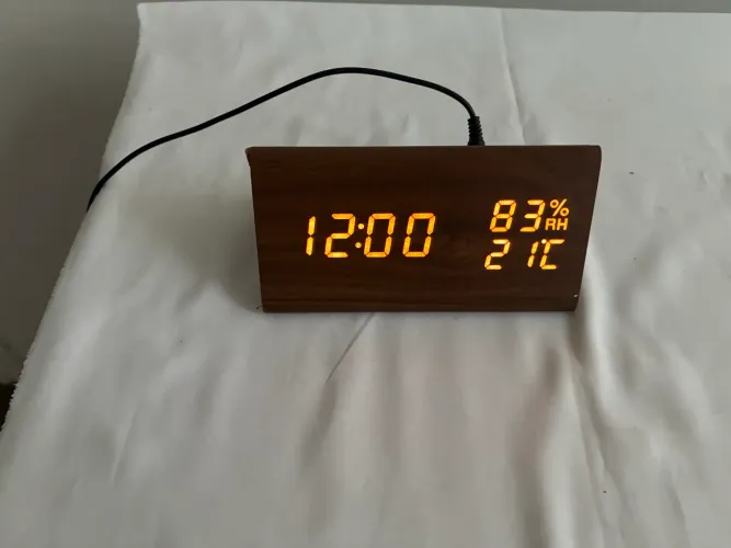 Relógio digital com sensor de voz 