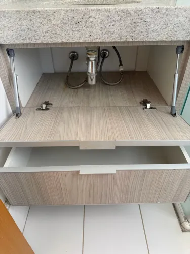 Armário banheiro com 1 porta basculante e 1 gavetão