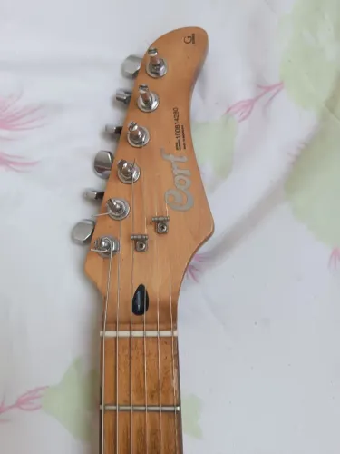 Guitarra Cort com trio Ducan designer top
