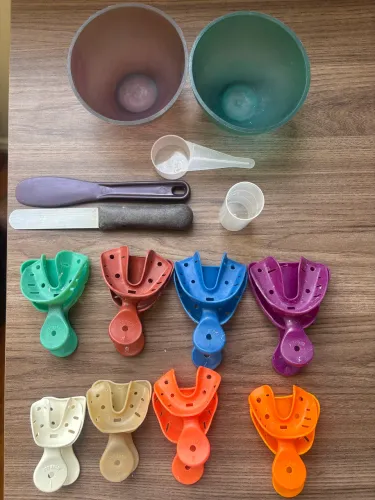 Kit de moldeiras odontológicas sortidas + acessórios para manipulação