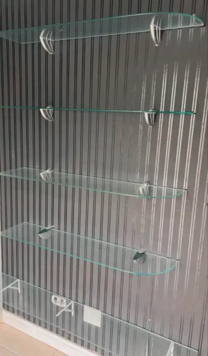 Prateleira de vidro e de madeira nova