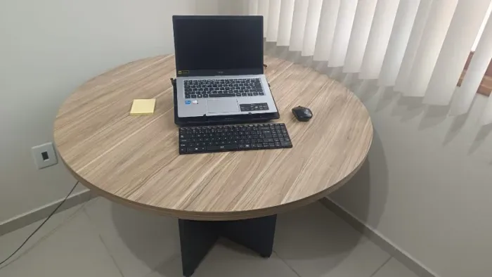 Mesa Redonda em MDF 1,10m Amadeirada - Elegância, Conforto e Versatilidade